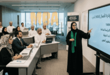 طالب عربي يستعد للسفر لدراسة ماجستير إدارة الأعمال في الخارج أمام خريطة العالم مع أعلام ألمانيا وبريطانيا وإسبانيا وماليزيا والإمارات