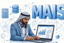 اختصار MAIS: ما هو ماجستير المحاسبة ونظم المعلومات والفرق مع MSA؟ محاسب عربي يعمل على نظم المعلومات المحاسبية أمام شعار MAIS ثلاثي الأبعاد مع أيقونات المحاسبة وقواعد البيانات
